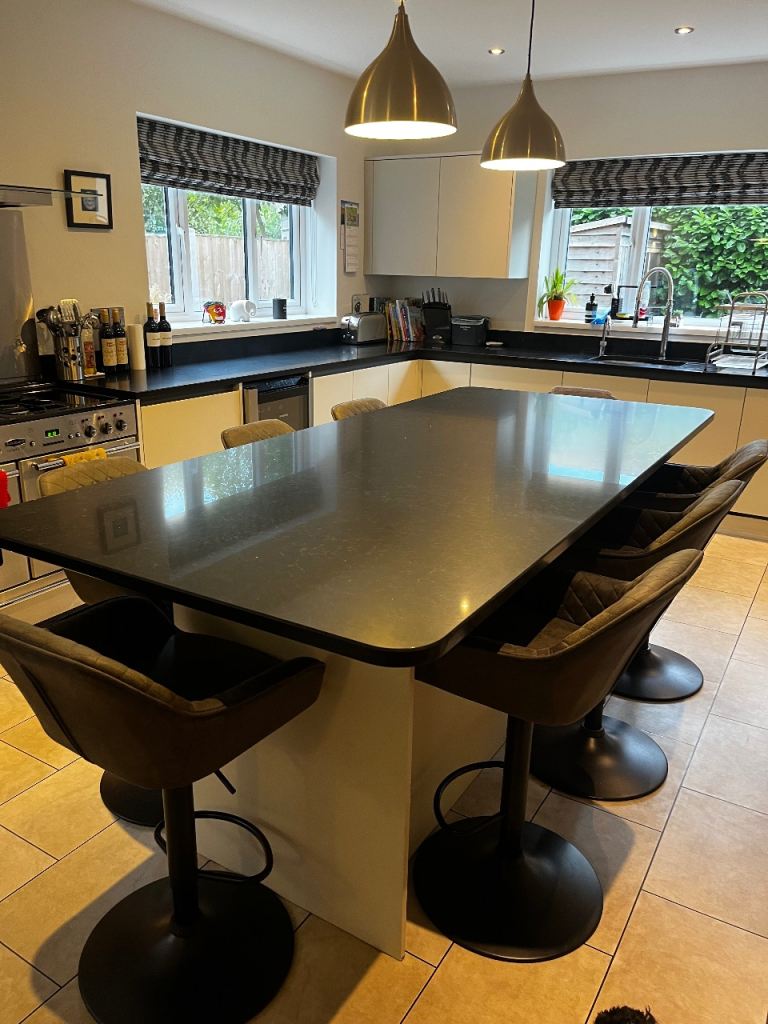 Kitchen Units, Black Quartz Worktops & Island – Good Condition