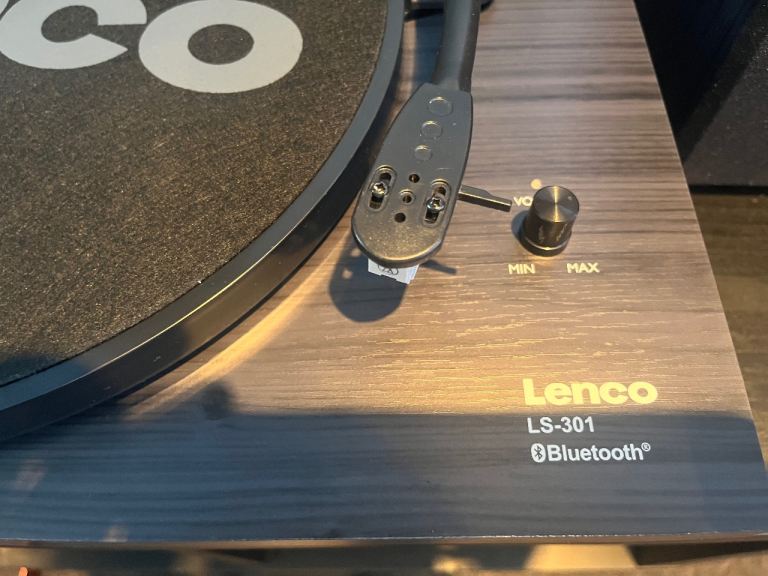 Lenco LS-301 turntable (speakers included)