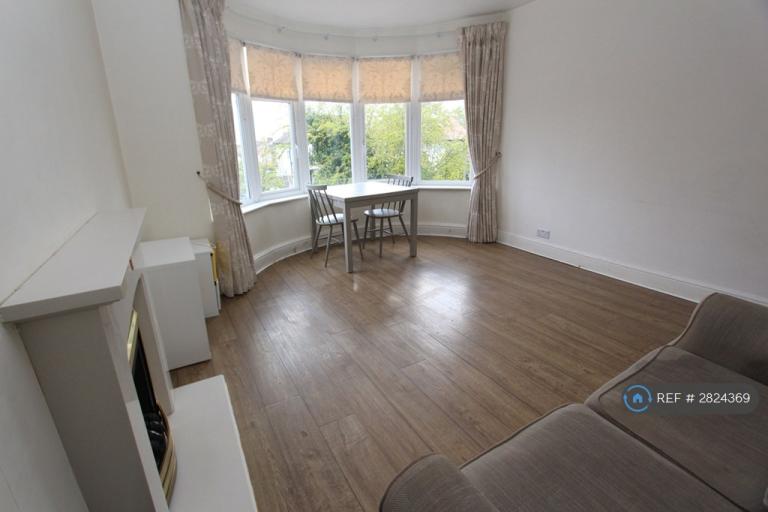 3 bedroom flat in Hale Lane, London, NW7 (3 bed) (#2824369)