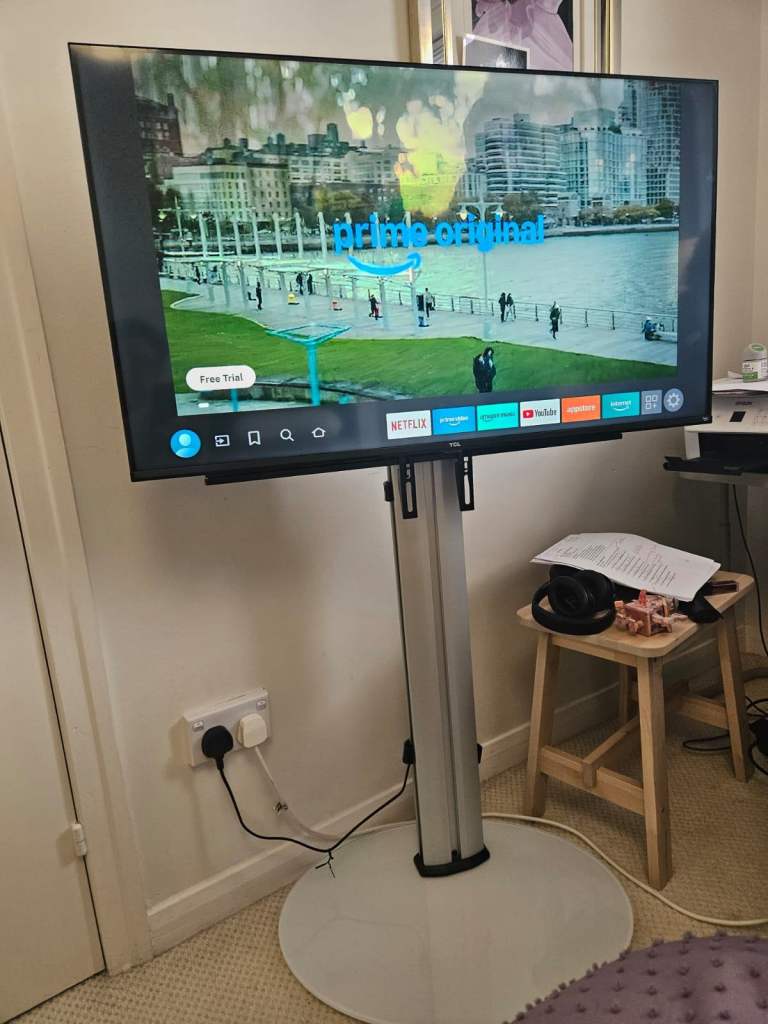 TCL 40 Inch 40 (Model SF560-UK) with TV Stand 