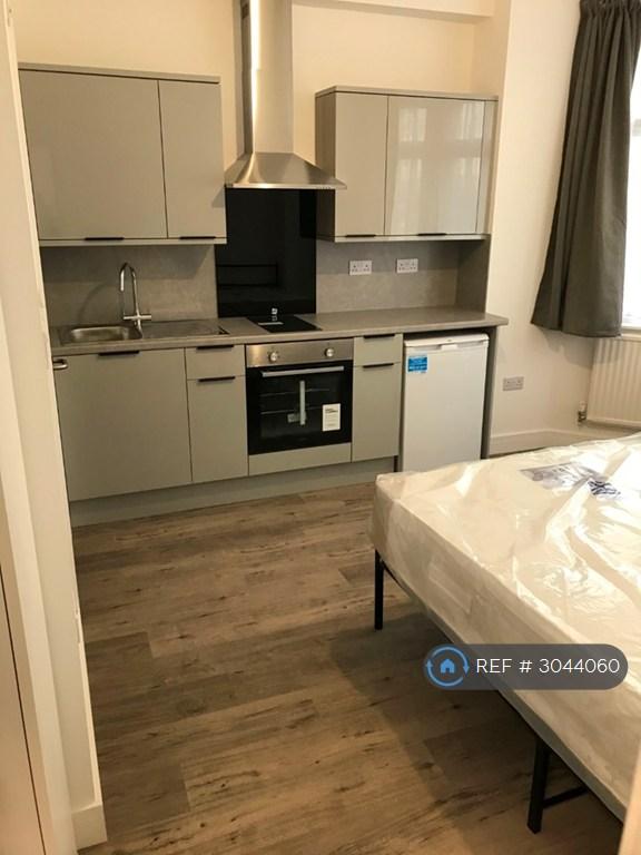 Studio flat in Grenoble Gardens, London, N13 (#3044060)