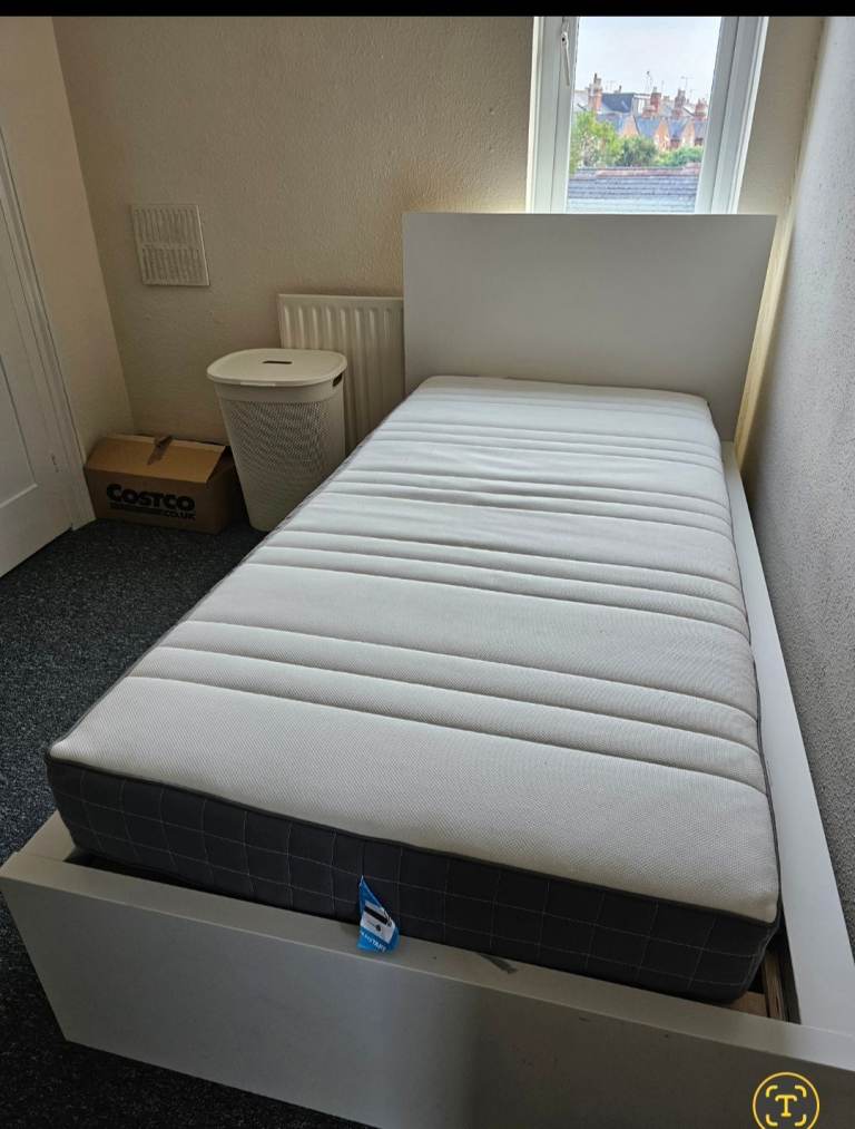 Room to let,Allah bills included,Close to All amenities, Available Now !