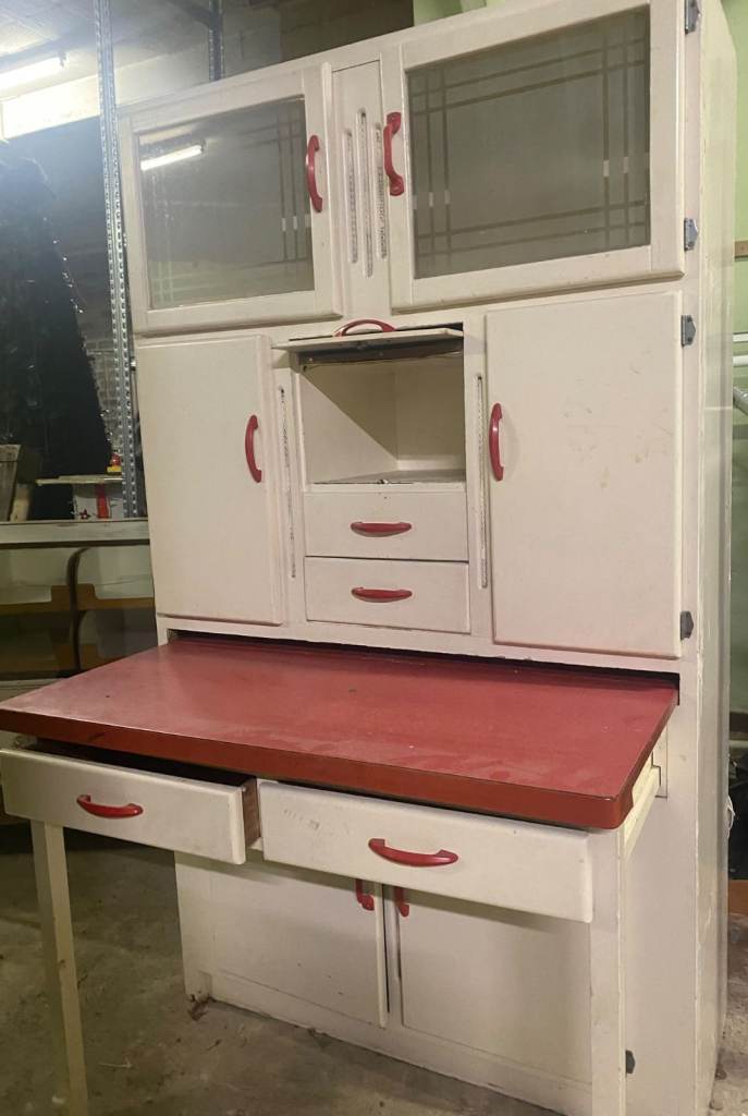 GORGEOUS 1930s RETRO HOOSIER LARDER CUPBOARD with PULL OUT TABLE/WORKTOP