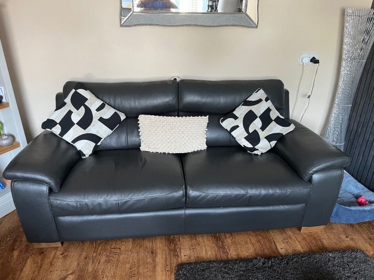 3 plus 2 seater real leather sofas in very good condition condition like new