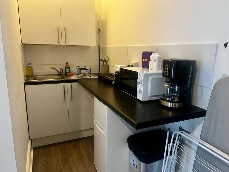 Bright and modern studio apartment available to rent on Deptford Broadway, SE8.