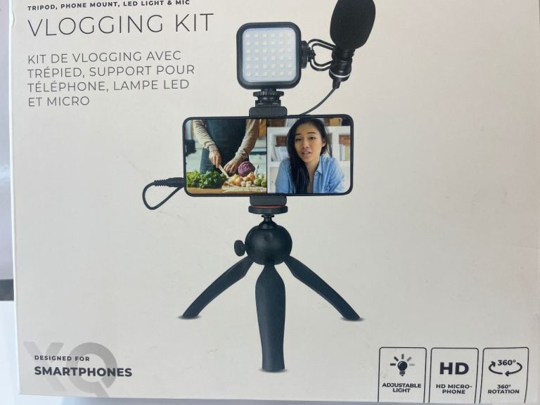 New Vlogging Kit for Smartphones – Tripod, LED Light & Mic