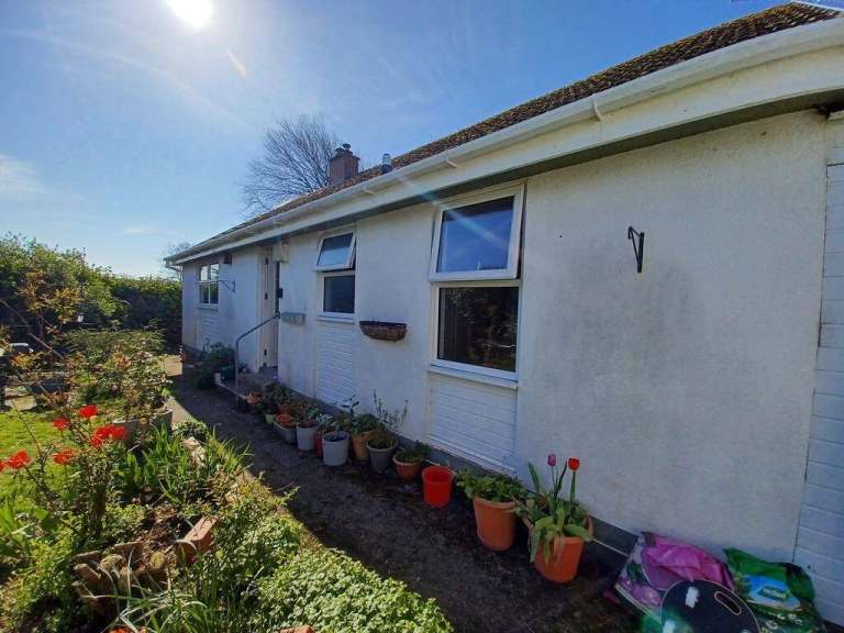 2 Bedroom Detached Bungalow, Large Garden, very quite place in excellent condition Mildenhall 