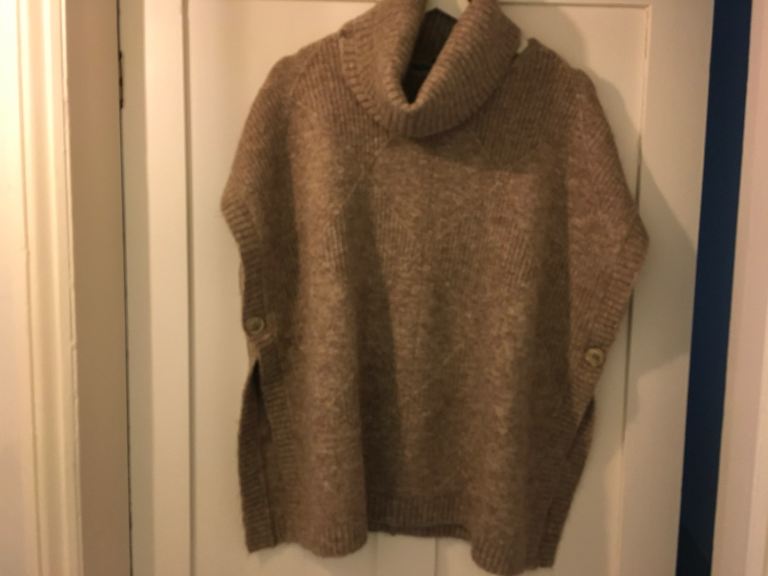 White Stuff Poncho new with tag. Size small would fit 12/14. Loose fitting.  