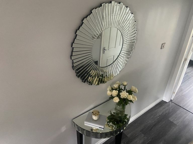 Console table and mirror , both in excellent condition CAN DELIVER 🚚 