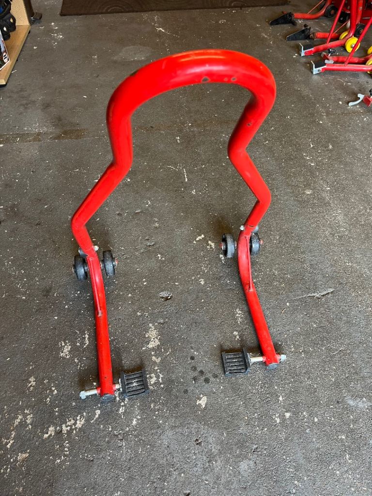 Universal rear paddock stand