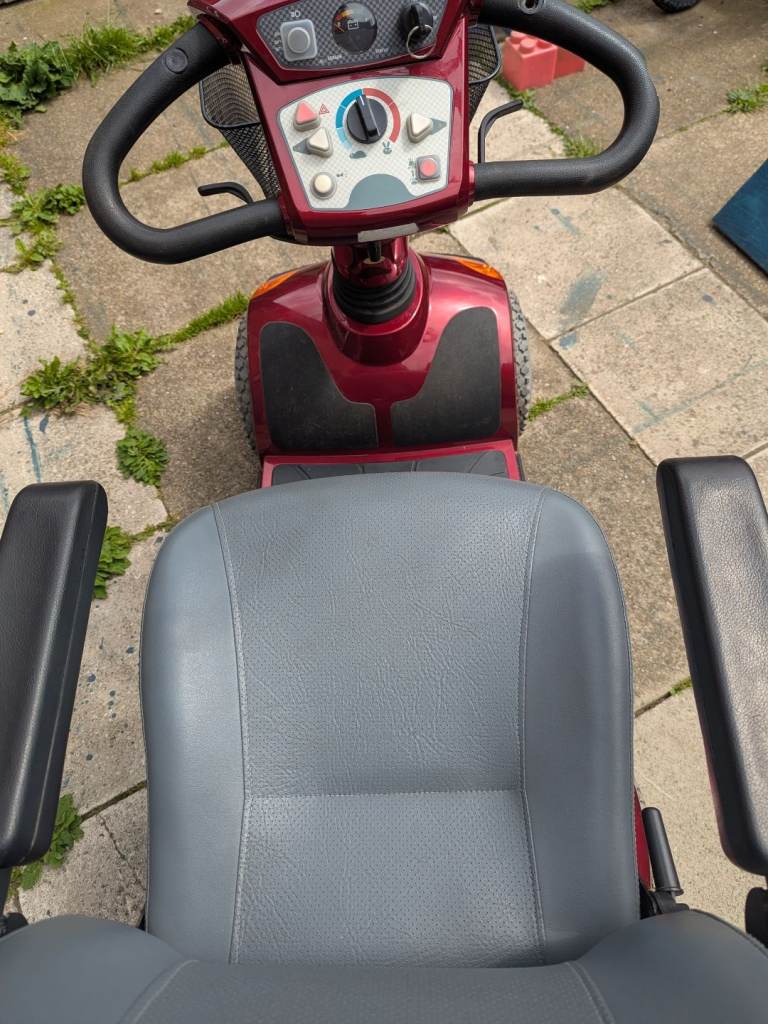 LANDLEX 4/8MPH ELECTRIC MOBILITY SCOOTER COMPLETE WITH KEY + CHARGER IN FULL WORKING ORDER. MAX 24ST