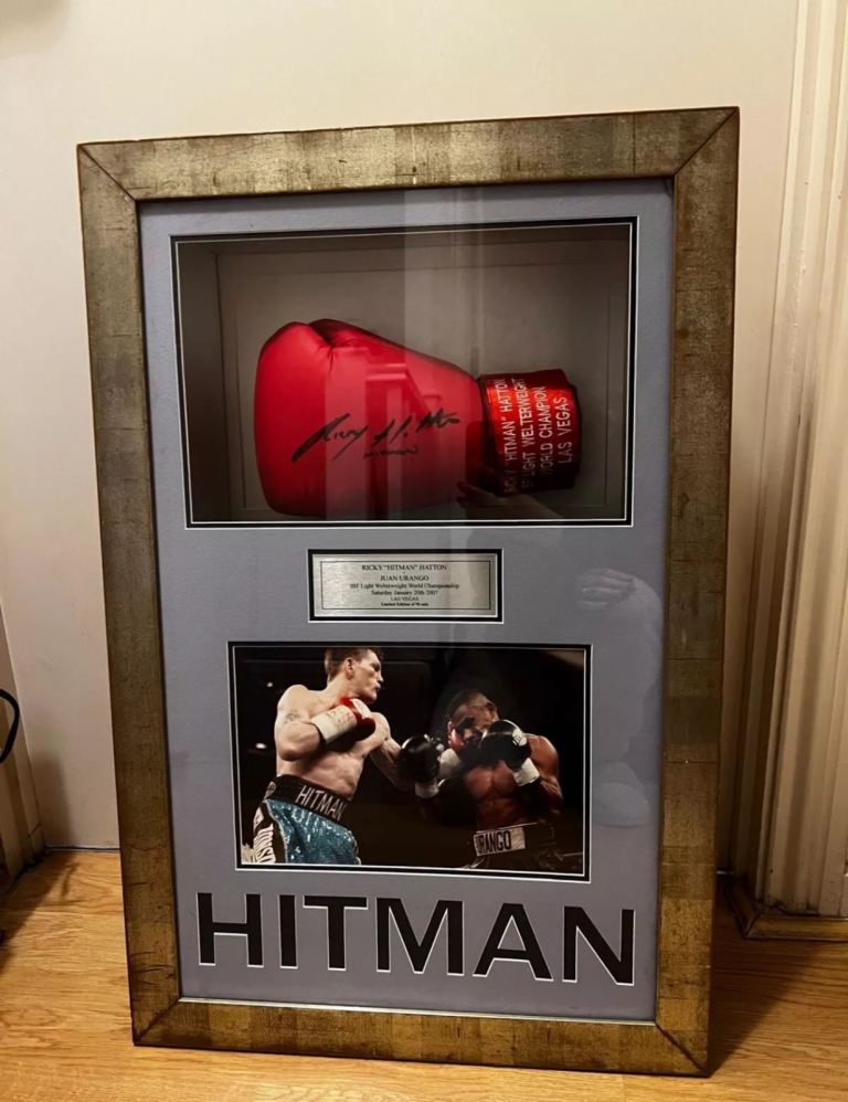 Ricky Hatton singed glove 
