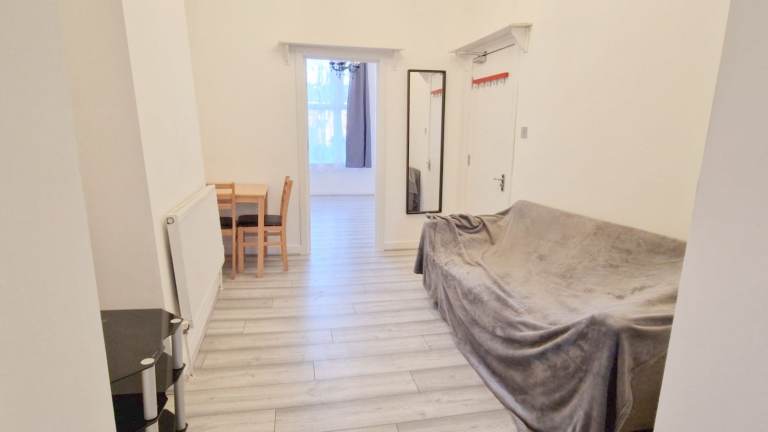 A bright and well-presented 1-bedroom ground floor flat on Urswick Road, E9