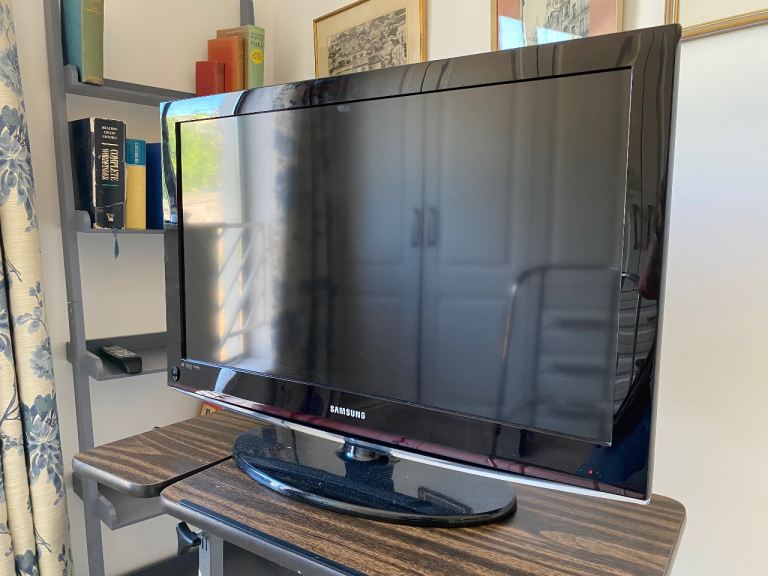 Samsung Flat Screen TV – Black, Good Condition