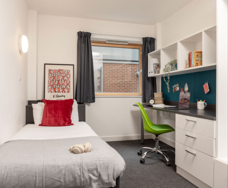 📢 Replacement Tenant Needed – Immediately. Standard En-suite Single Bedroom for a student.