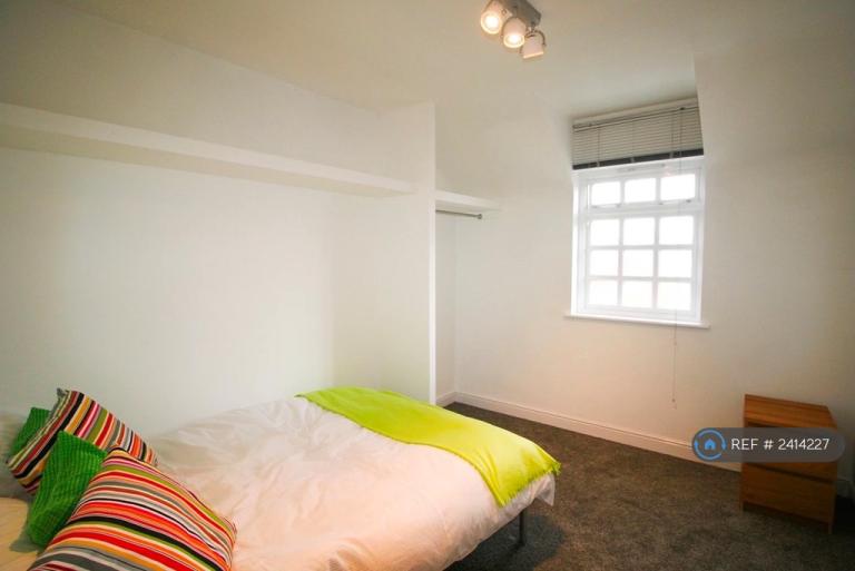 2 bedroom flat in Manchester, Manchester, M14 (2 bed) (#2414227)