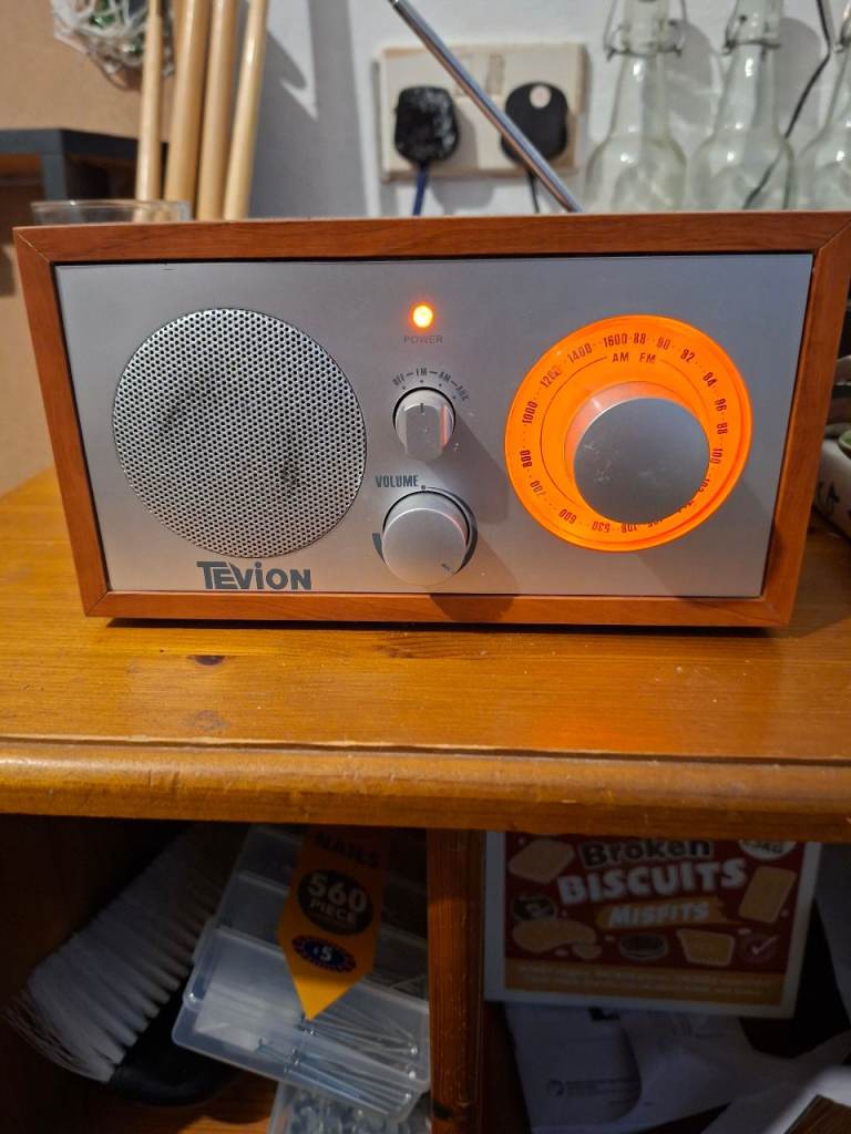 Tevion H9004 DAB/FM Radio with Wood Casing – Good Condition