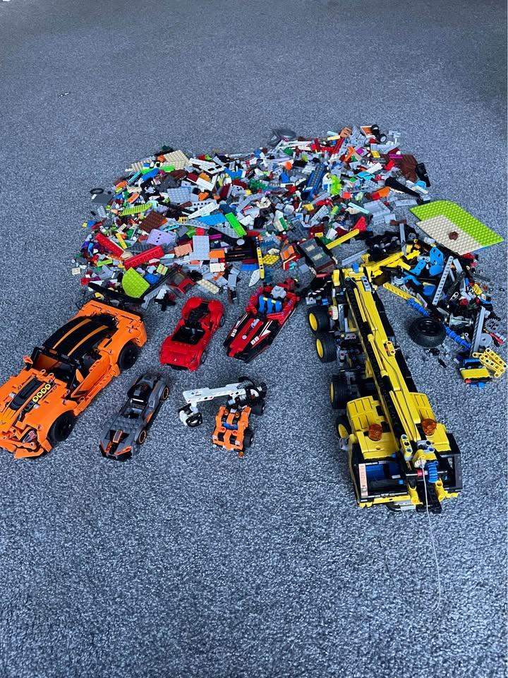 Lego technic bundle plus more, crane, cars , boat etc, no manuals 