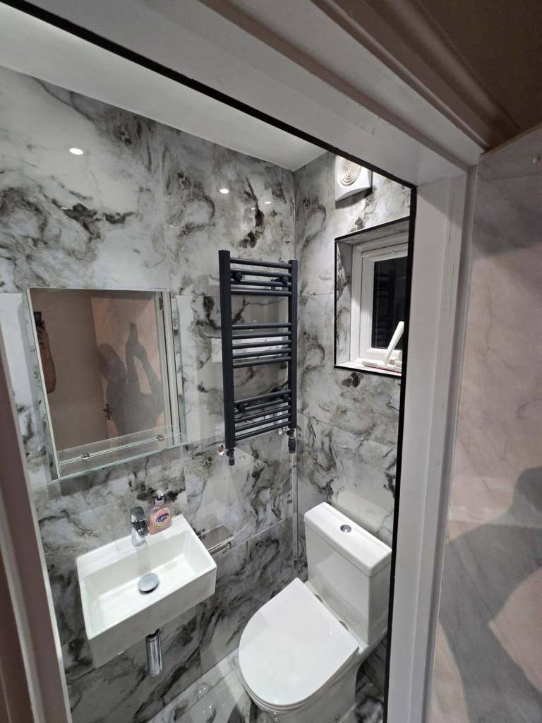 Studio ensuite all bills included within 2 minutes walking distance from Hainault station