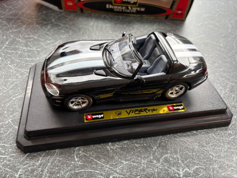 Burago Dodge Viper GTS Coupe Model Car 1/24 Scale