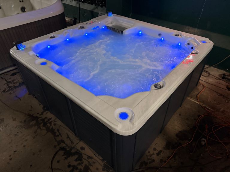 Remanufactured Canadian Spa Hot Tub 32A - Free Delivery - Warranty - RRP £7995