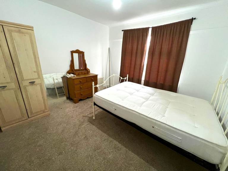 Prime Location Spacious 5/6 Bedrooms Terrace House in Chadwell Heath, Romford Drive way