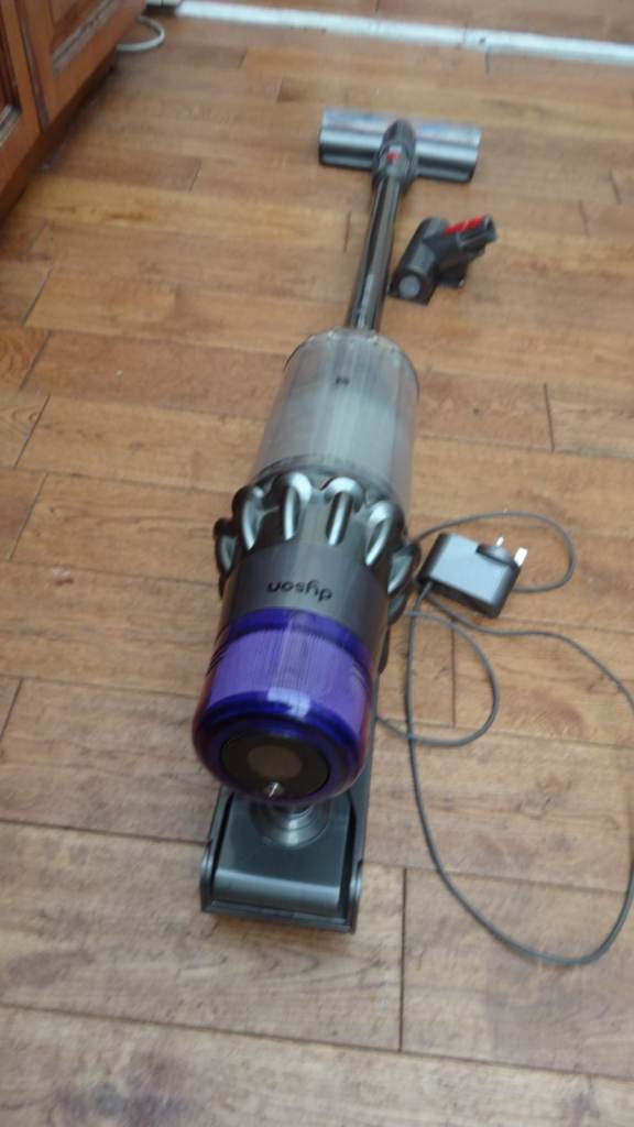 Dyson V15 Detect Absolute cordless vacuum cleaner. Complete with 2 motorised head and charger