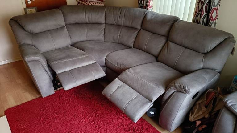 Corner sofa with recliner.