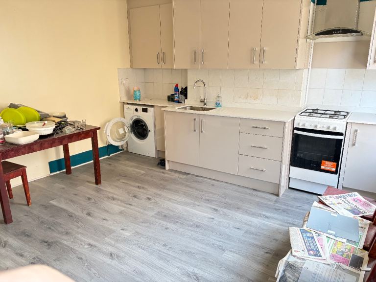 1st+2nd Floor 3 Bed Flat 1 Shower Open Plan Kitchen Dining Sitting Area Very NearTubeRailBusShops