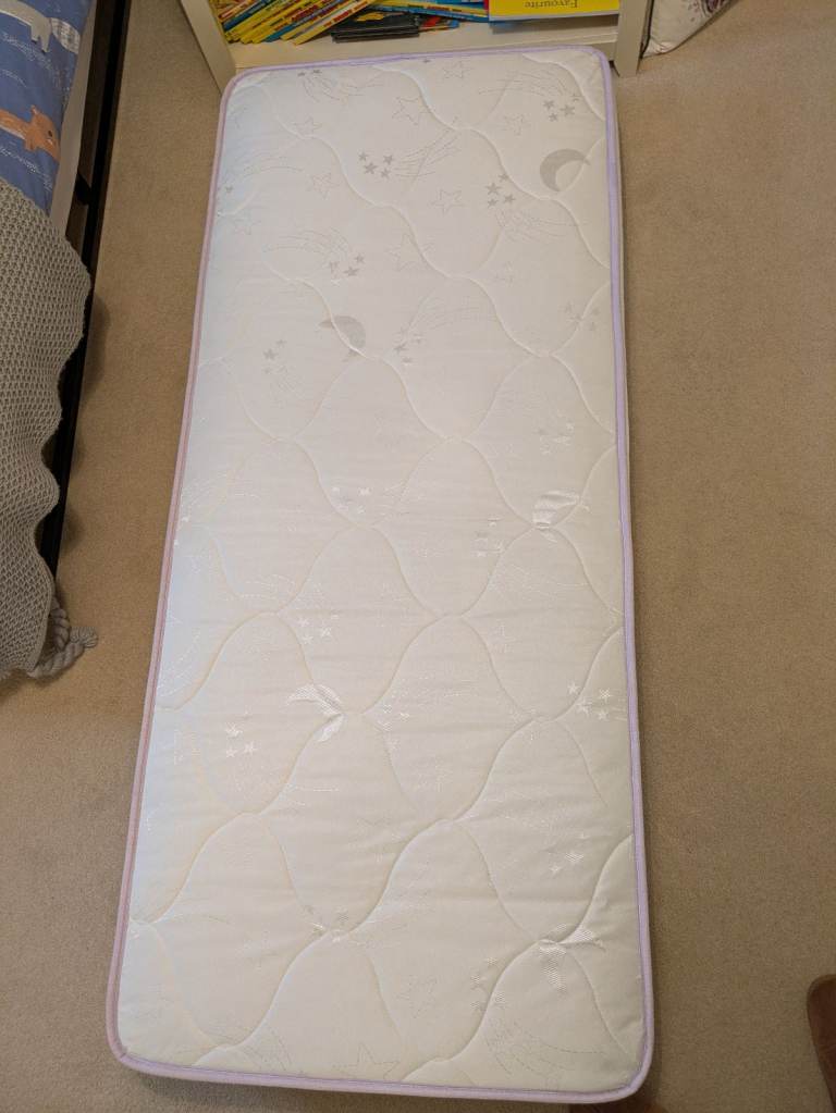 Single trundle bed with incorporated mattress