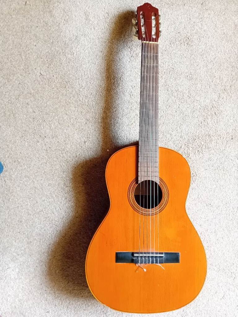 Acoustic Guitar – Good Condition, Natural Wood Finish