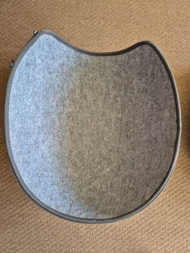 The Olso Pod - cat cave - cat bed - zip off top - used but in great condition