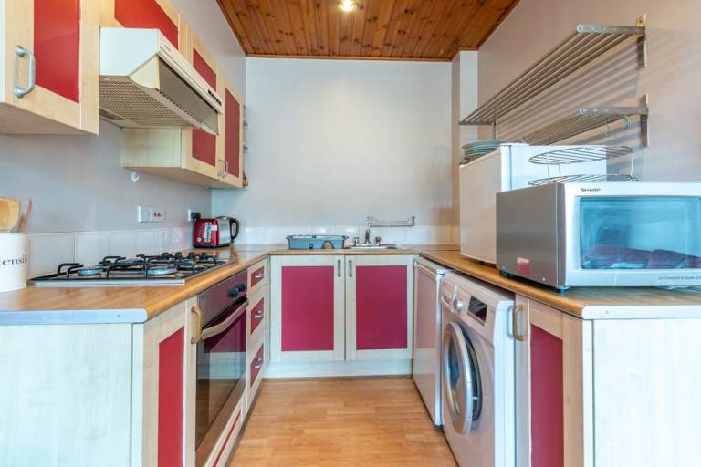 Delightful, 2nd floor, 1 bedroom, furnished flat off Ferry Road – available January