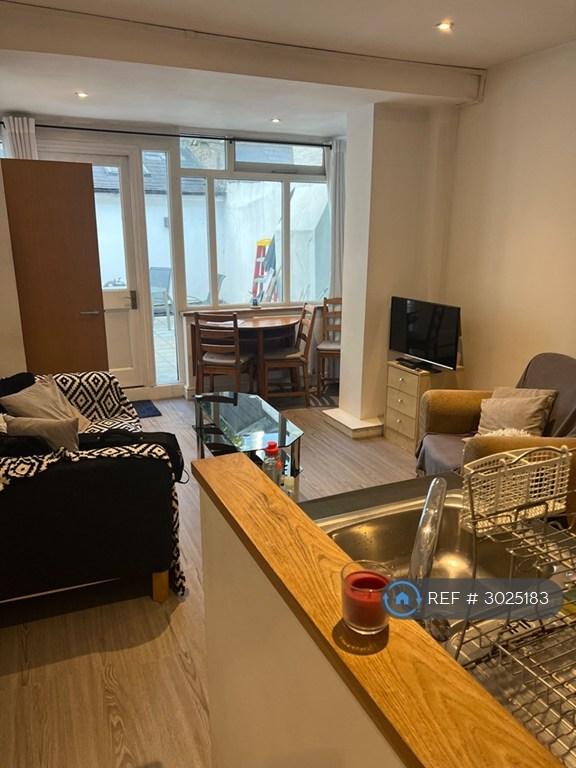 2 bedroom flat in Clapham Common South Side, London, SW4 (2 bed) (#3025183)