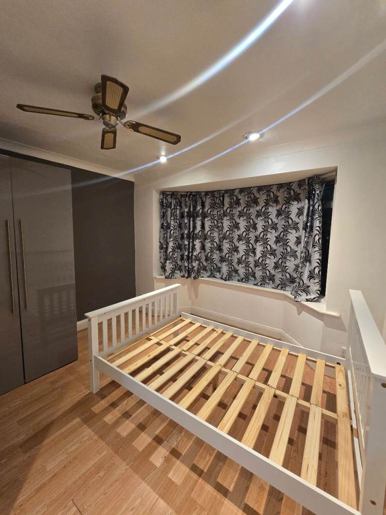 Double ensuite room available in Chessington | in Chessington, Surrey ...