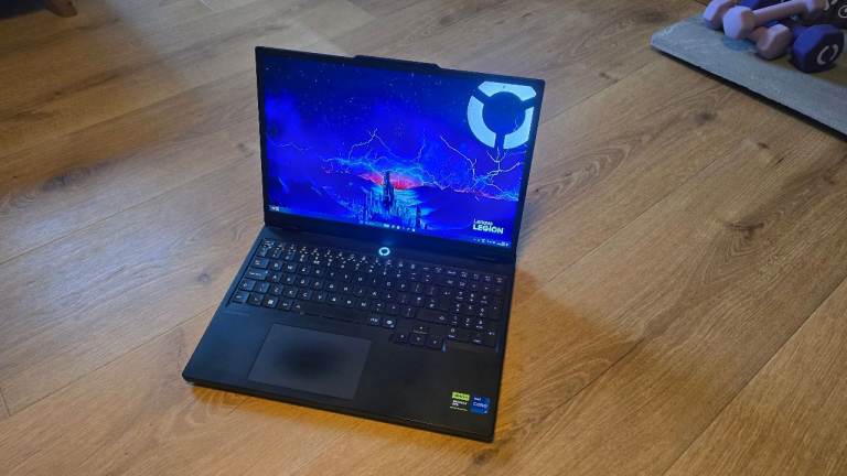 Lenovo Legion 5 (15IRX10) OLED – RTX 5060 – Upgraded 32GB RAM – 1TB SSD + Llano V10 Cooler