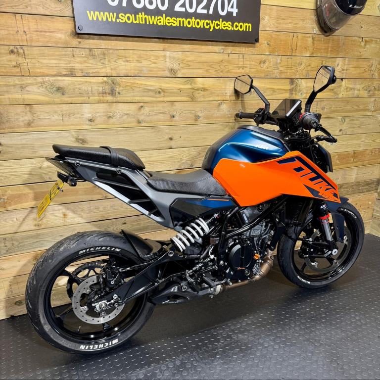 KTM Duke 125 / April 2025 model / covered 7.5k miles