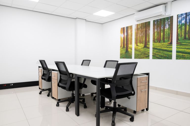 Extra-Large Office in CRAWLEY RH117XX With Up to 40 Desk Setup
