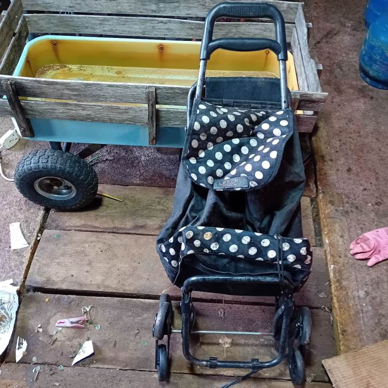 TROLLY AND BAG WITH SEAT ALSO 3 WHEEL ON EACH SIDE TO CLIMB STEPS OR GO DOWN STEPS 