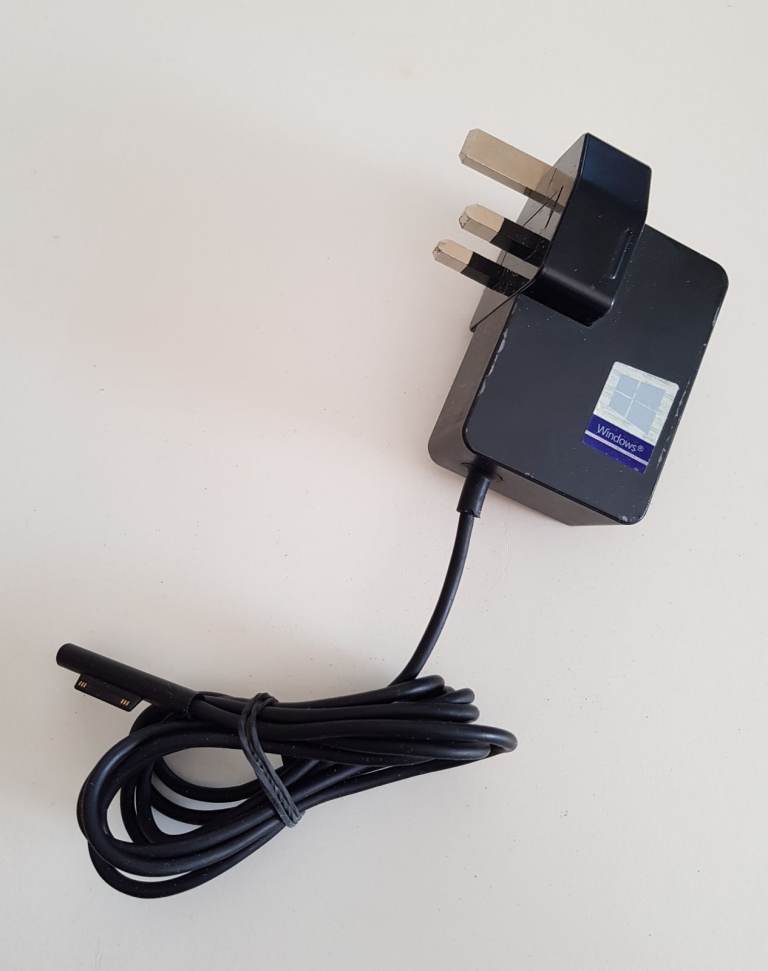 Microsoft Surface Charger 1736 15V 1.6A