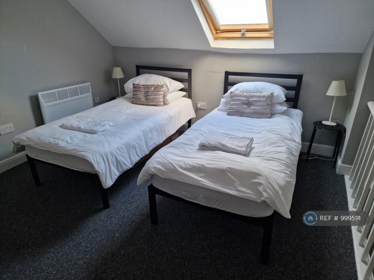 2 bedroom flat in First And Second Floor, Bradford, BD2 (2 bed) (#999591)