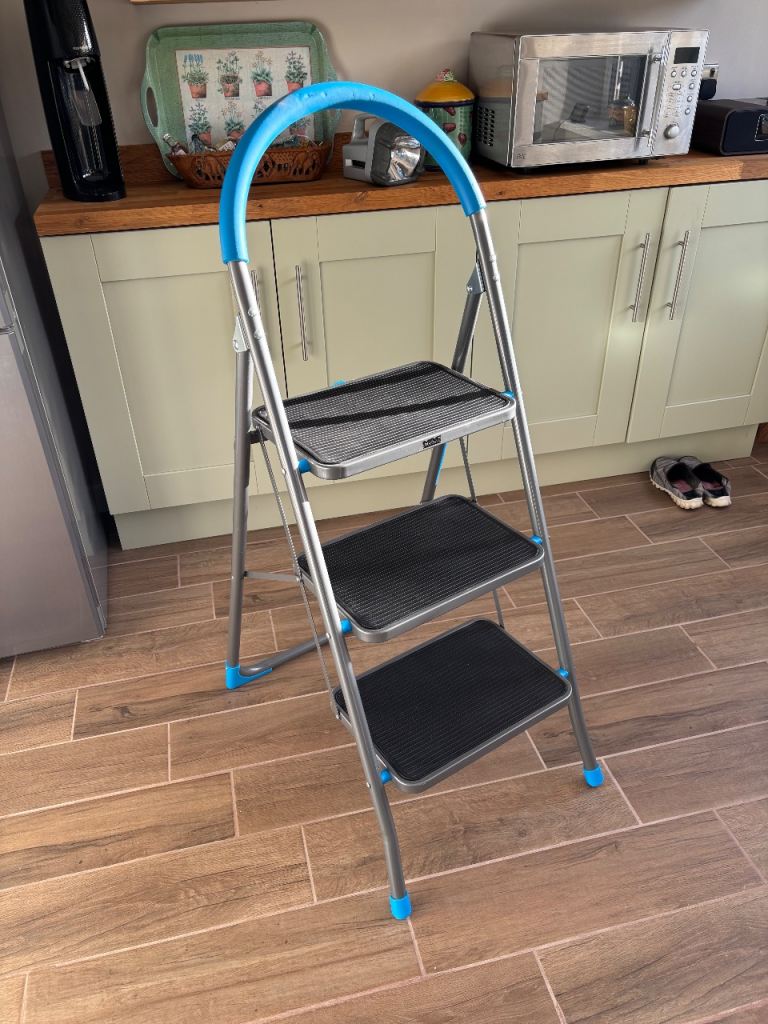 Mac Allister 3 tread aluminum foldable step ladder/stool