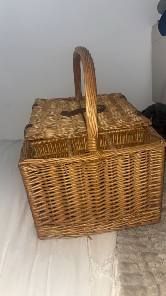 Picnic basket with utensils wicker 