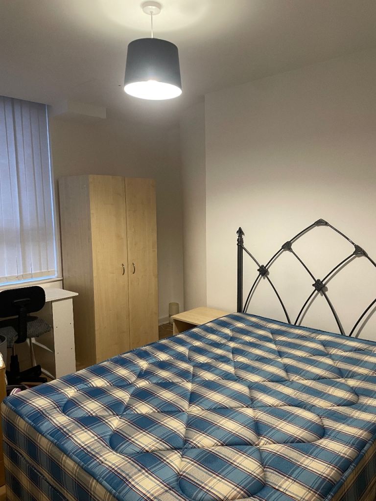 En-suite Room Available 