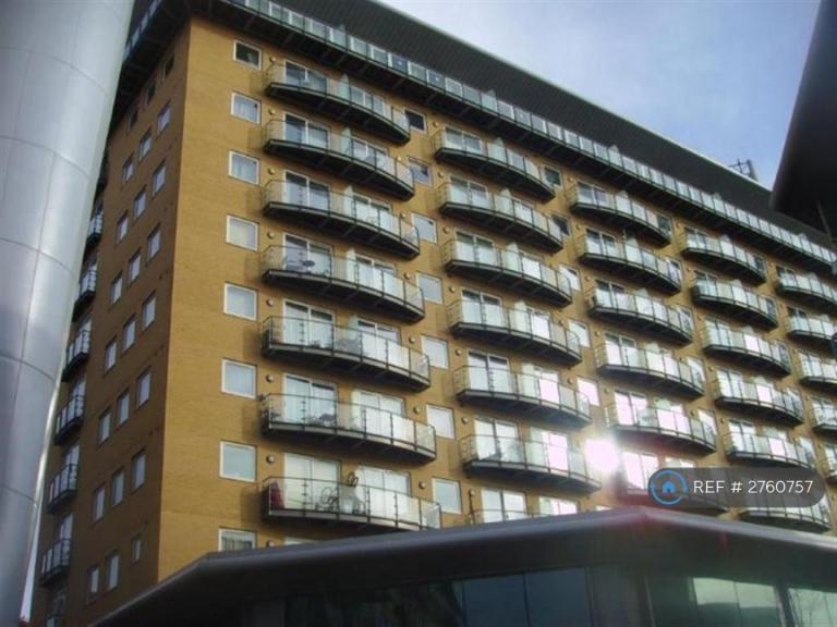 2 bedroom flat in High Street, Feltham, TW13 (2 bed) (#2760757)