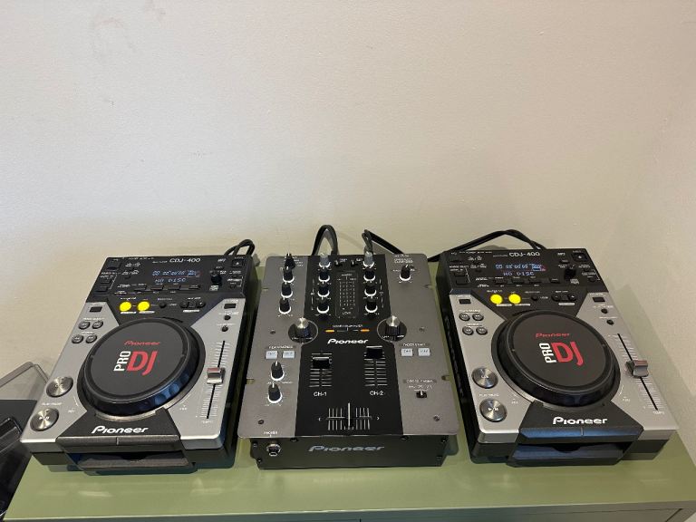 2x Pioneer CDJ-400 and DJM-250K
