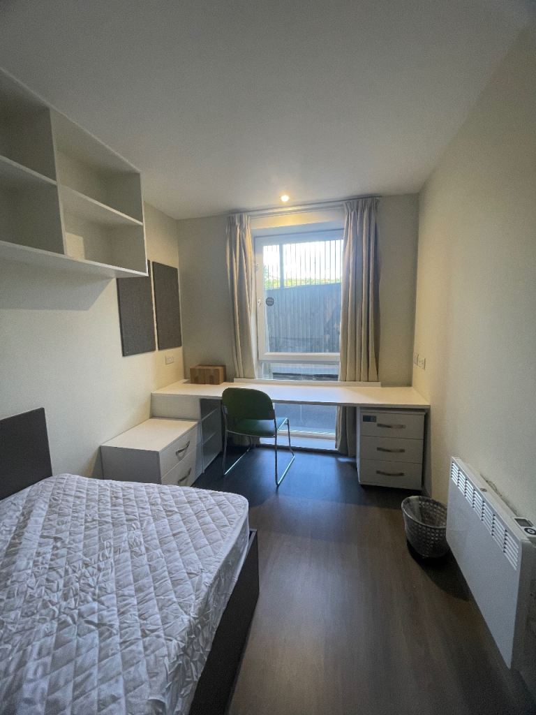 Standard en-suite student room to rent in Huddersfield 