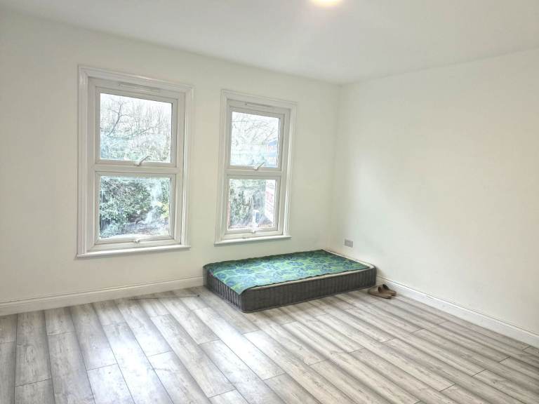 2 Bedroom 2 Reception Whole Flat to Rent Lynchford Road Farnborough