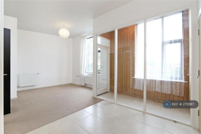 1 bedroom flat in Brent Road, London, E16 (1 bed) (#2712917)