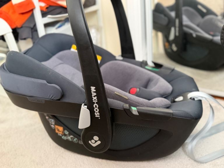 Maxi-Cosi Car Seat with ISOFIX Base – Safe & Ready to Use